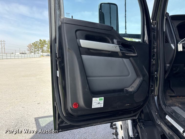 image for item YA2556 2023 Kenworth T680 semi truck
