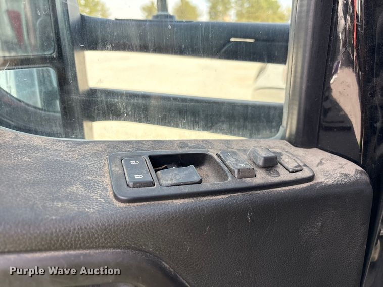 image for item YA2556 2023 Kenworth T680 semi truck