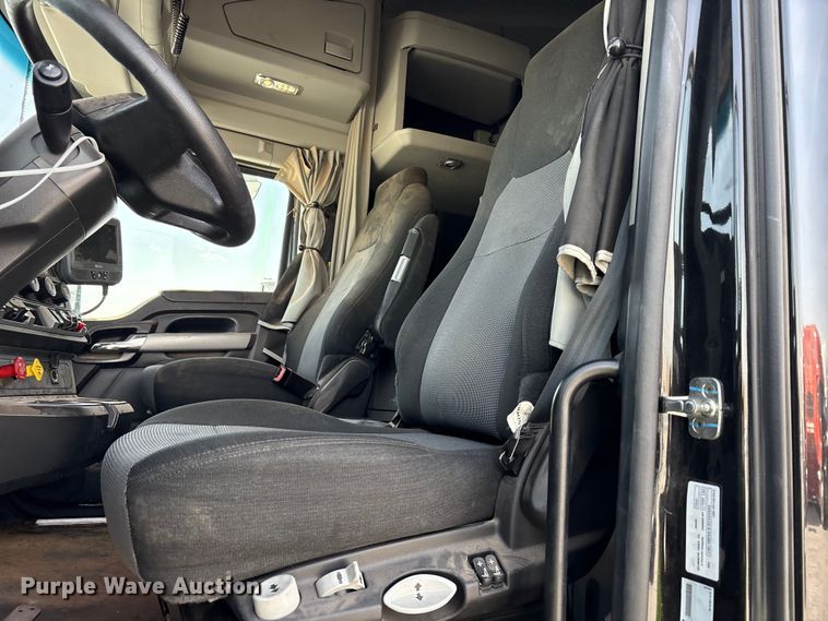 image for item YA2556 2023 Kenworth T680 semi truck