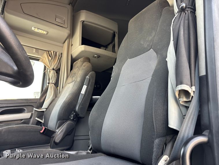 image for item YA2556 2023 Kenworth T680 semi truck