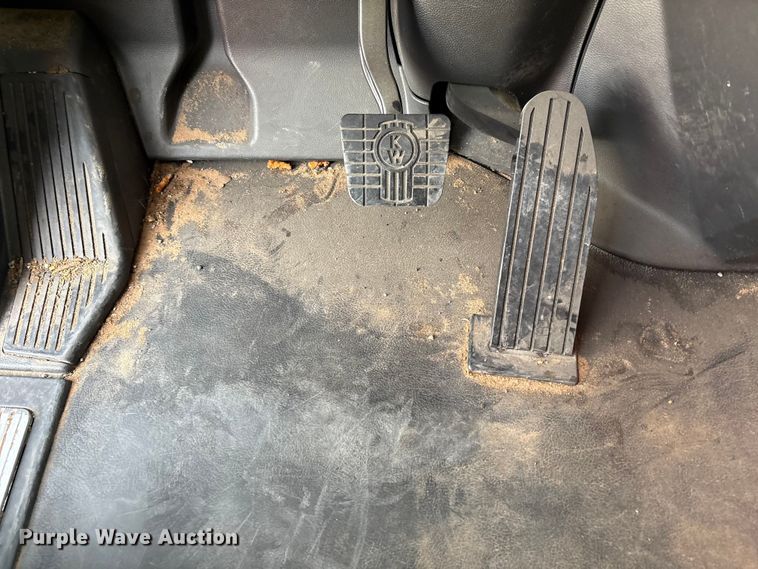 image for item YA2556 2023 Kenworth T680 semi truck