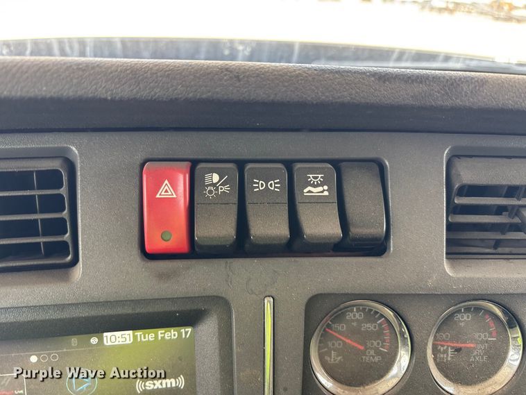 image for item YA2556 2023 Kenworth T680 semi truck