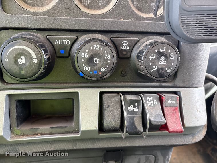 image for item YA2556 2023 Kenworth T680 semi truck