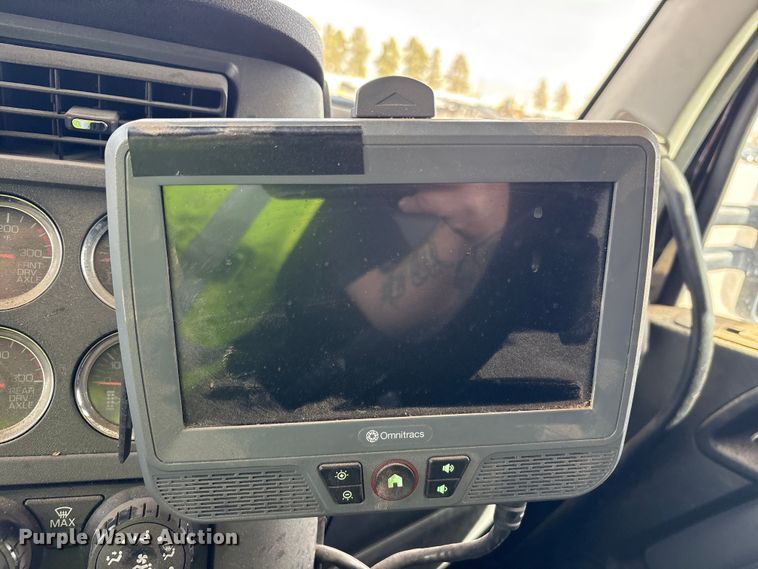 image for item YA2556 2023 Kenworth T680 semi truck