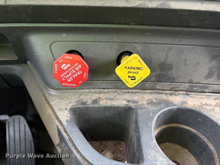 image for item YA2556 2023 Kenworth T680 semi truck