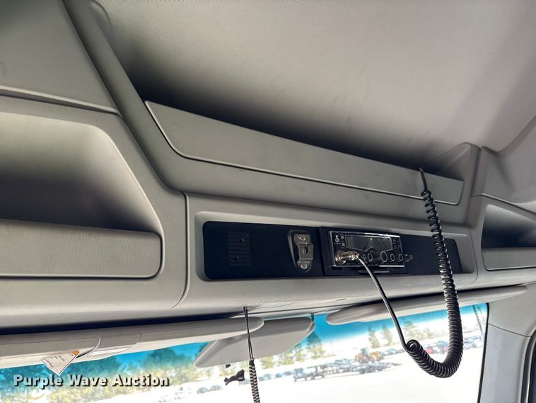 image for item YA2556 2023 Kenworth T680 semi truck