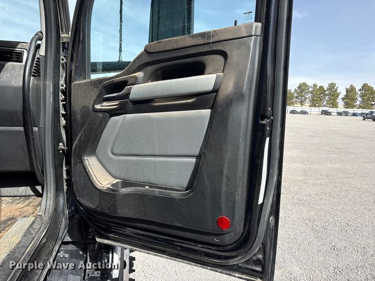 image for item YA2556 2023 Kenworth T680 semi truck