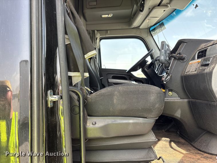 image for item YA2556 2023 Kenworth T680 semi truck