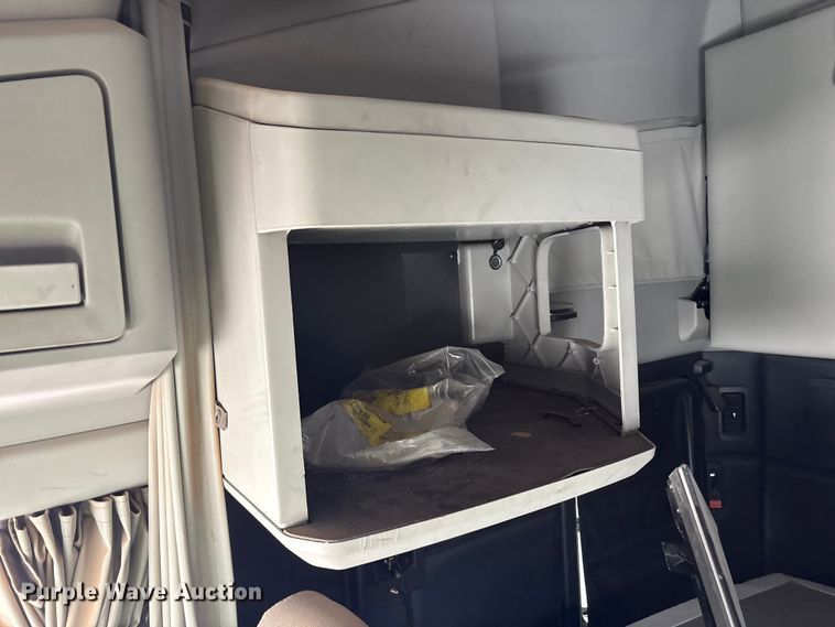 image for item YA2556 2023 Kenworth T680 semi truck