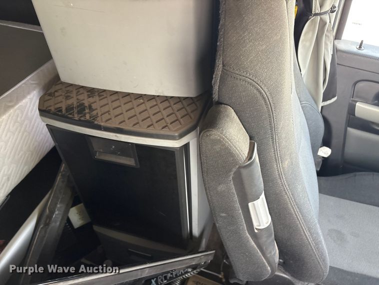 image for item YA2556 2023 Kenworth T680 semi truck