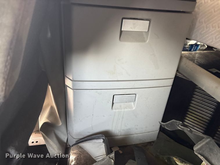 image for item YA2556 2023 Kenworth T680 semi truck