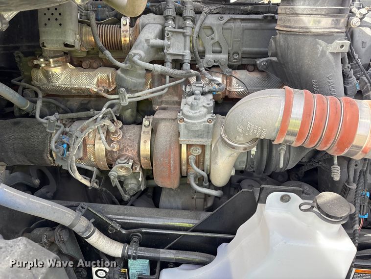 image for item YA2556 2023 Kenworth T680 semi truck