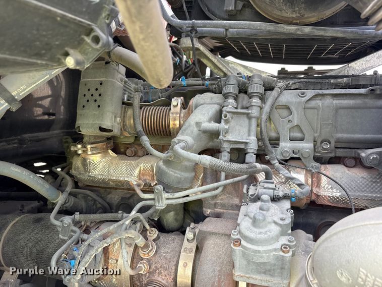 image for item YA2556 2023 Kenworth T680 semi truck