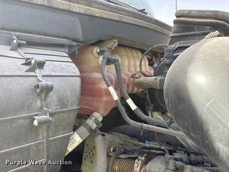 image for item YA2556 2023 Kenworth T680 semi truck