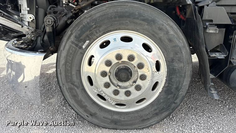 image for item YA2556 2023 Kenworth T680 semi truck