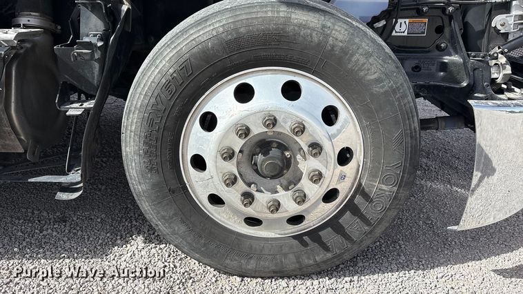 image for item YA2556 2023 Kenworth T680 semi truck