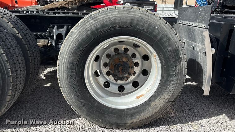 image for item YA2556 2023 Kenworth T680 semi truck