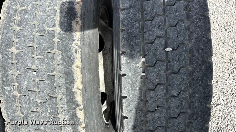 image for item YA2556 2023 Kenworth T680 semi truck