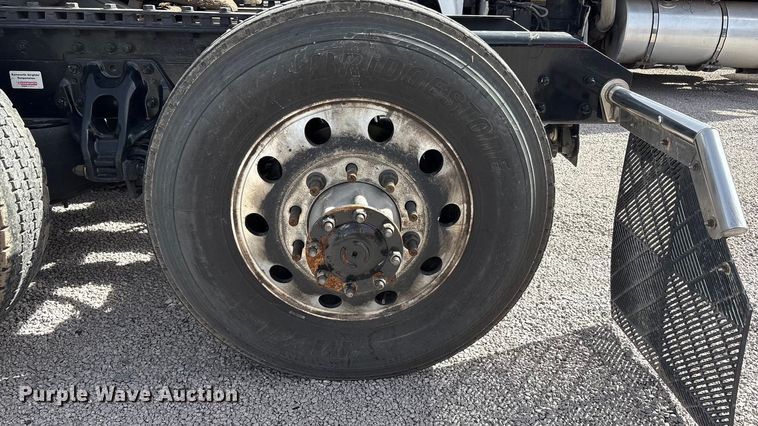 image for item YA2556 2023 Kenworth T680 semi truck