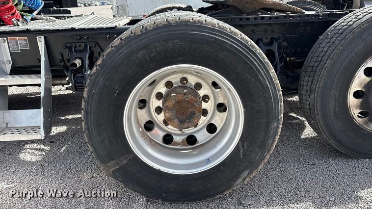 image for item YA2556 2023 Kenworth T680 semi truck