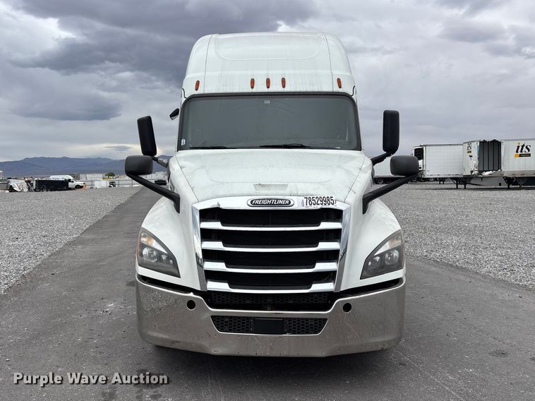 image for item YA2604 2019 Freightliner Cascadia semi truck