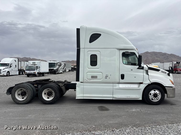 image for item YA2604 2019 Freightliner Cascadia semi truck