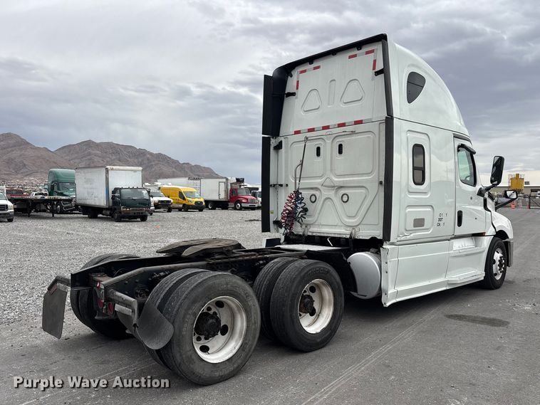 image for item YA2604 2019 Freightliner Cascadia semi truck