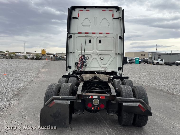 image for item YA2604 2019 Freightliner Cascadia semi truck