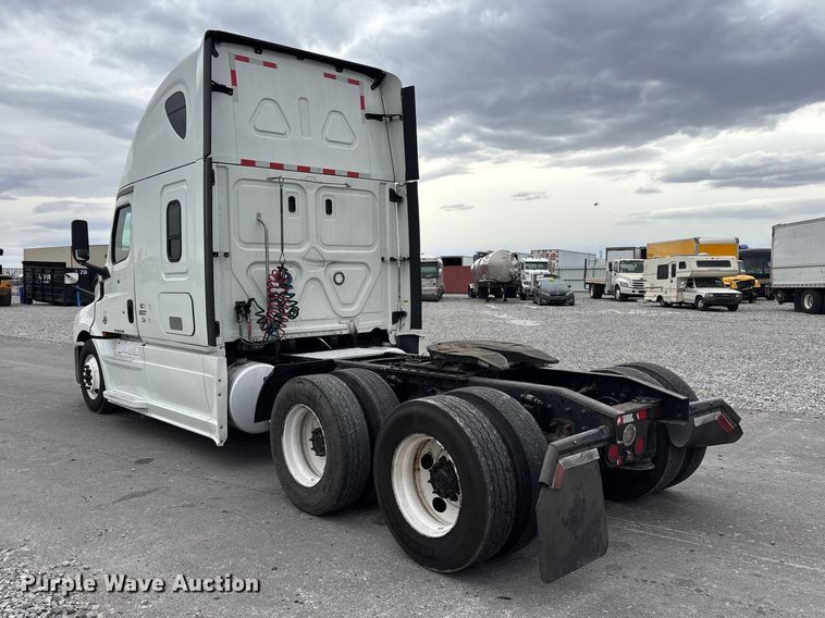 image for item YA2604 2019 Freightliner Cascadia semi truck