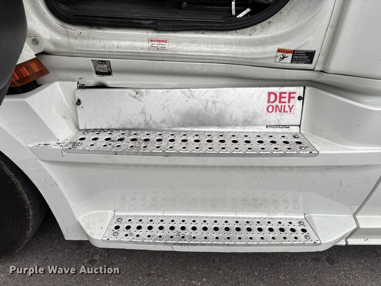 image for item YA2604 2019 Freightliner Cascadia semi truck