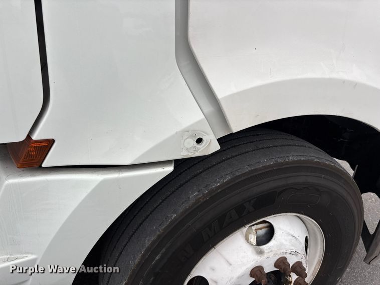 image for item YA2604 2019 Freightliner Cascadia semi truck