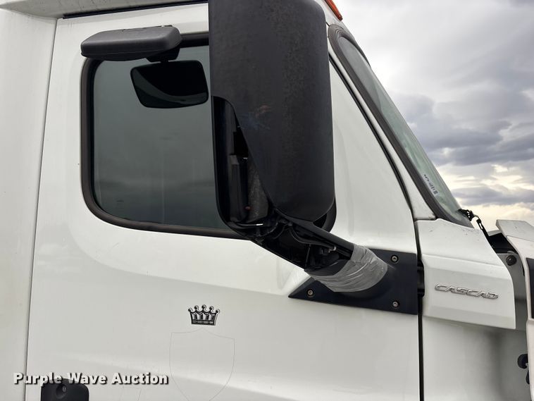 image for item YA2604 2019 Freightliner Cascadia semi truck