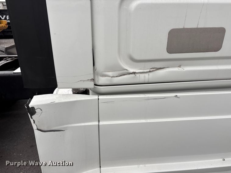 image for item YA2604 2019 Freightliner Cascadia semi truck