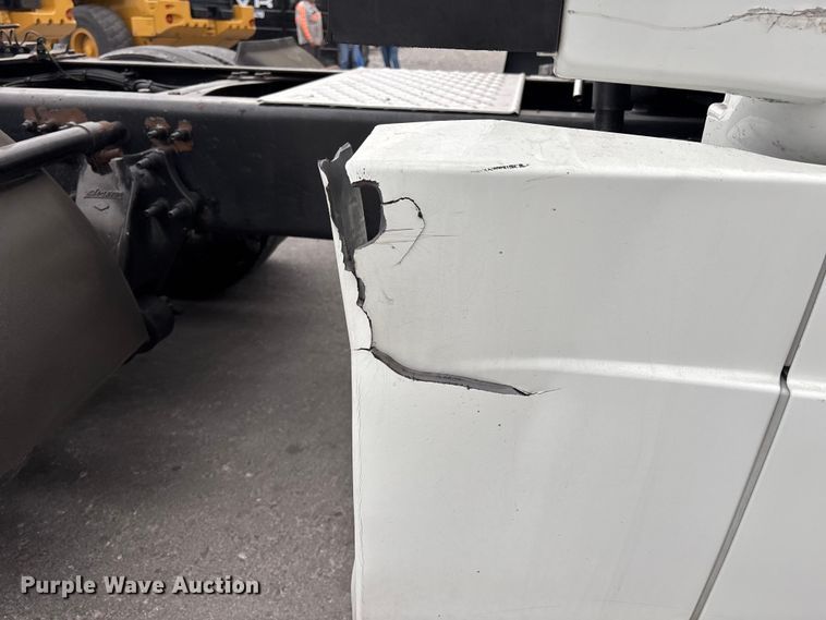 image for item YA2604 2019 Freightliner Cascadia semi truck