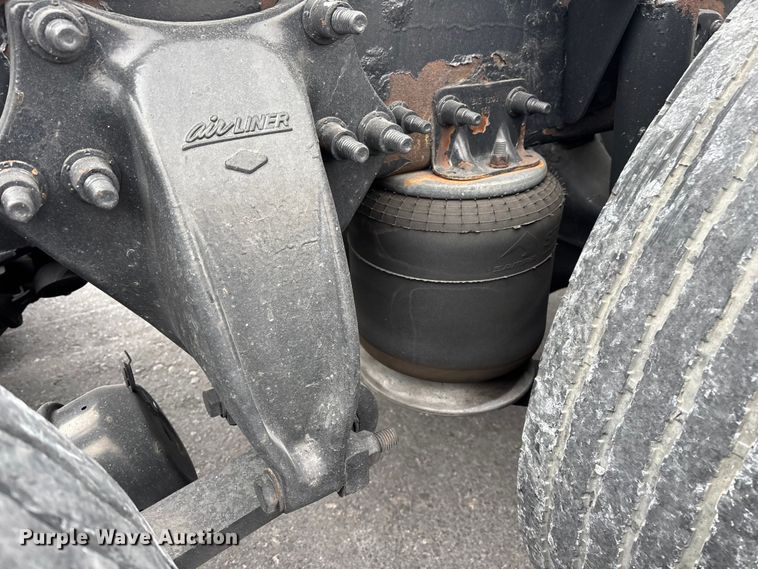 image for item YA2604 2019 Freightliner Cascadia semi truck