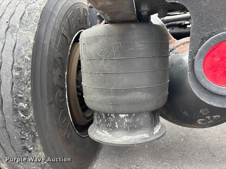 image for item YA2604 2019 Freightliner Cascadia semi truck