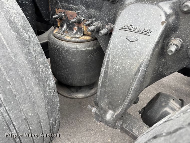 image for item YA2604 2019 Freightliner Cascadia semi truck