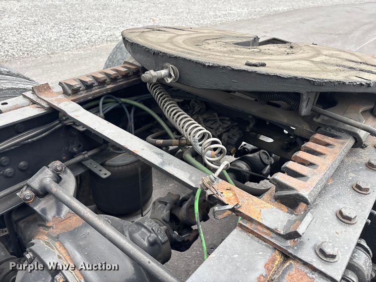 image for item YA2604 2019 Freightliner Cascadia semi truck