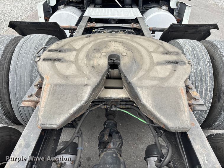 image for item YA2604 2019 Freightliner Cascadia semi truck