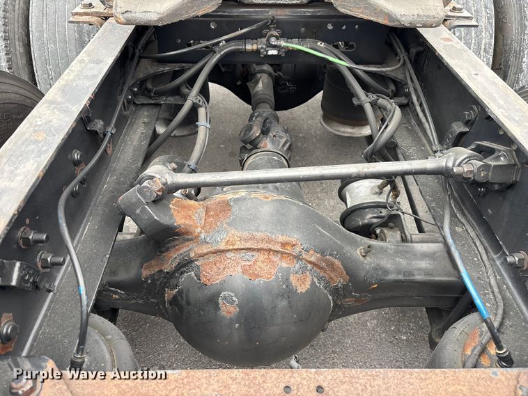 image for item YA2604 2019 Freightliner Cascadia semi truck