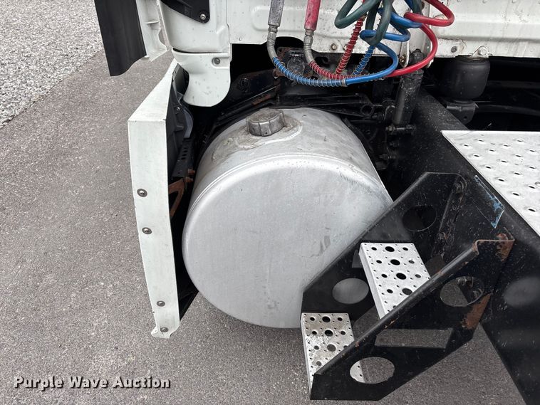 image for item YA2604 2019 Freightliner Cascadia semi truck