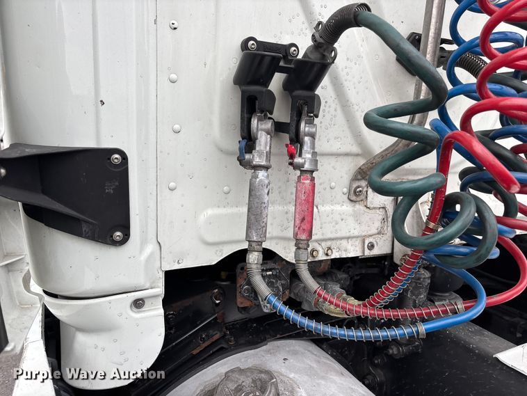 image for item YA2604 2019 Freightliner Cascadia semi truck