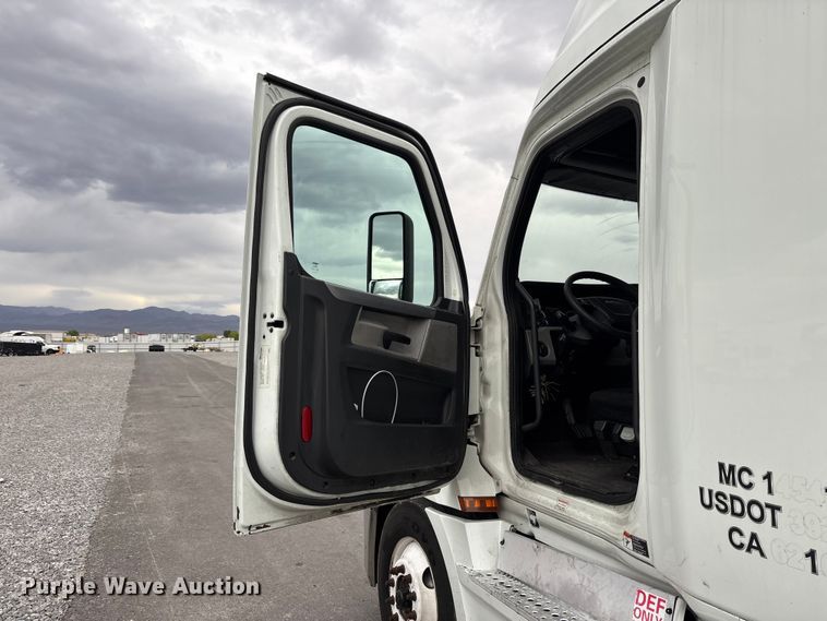 image for item YA2604 2019 Freightliner Cascadia semi truck