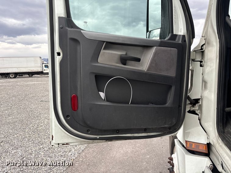 image for item YA2604 2019 Freightliner Cascadia semi truck