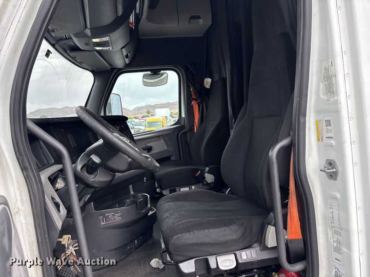 image for item YA2604 2019 Freightliner Cascadia semi truck