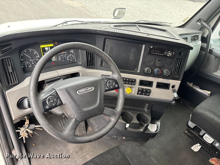 image for item YA2604 2019 Freightliner Cascadia semi truck