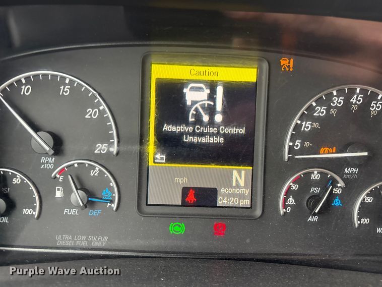 image for item YA2604 2019 Freightliner Cascadia semi truck