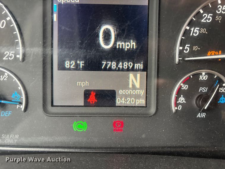 image for item YA2604 2019 Freightliner Cascadia semi truck