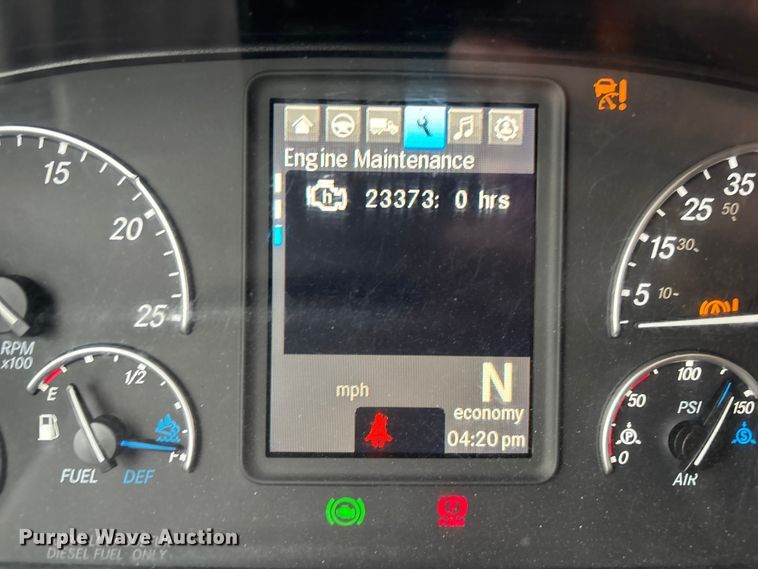 image for item YA2604 2019 Freightliner Cascadia semi truck