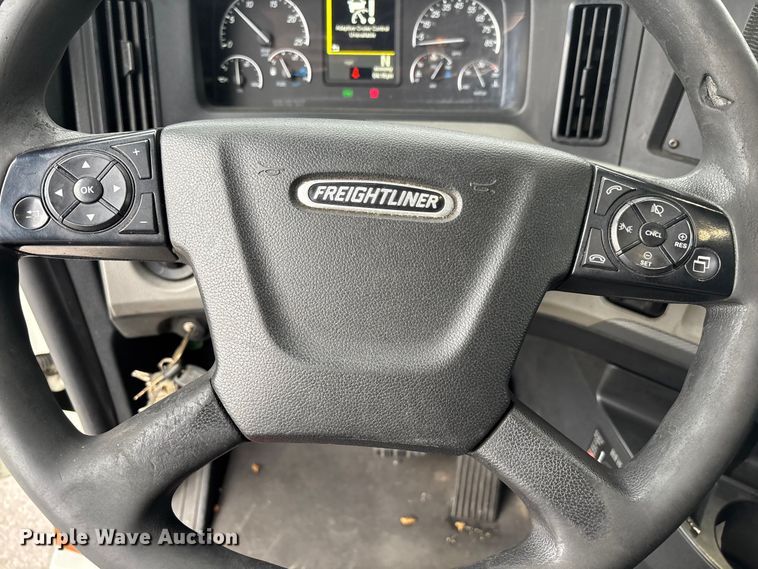 image for item YA2604 2019 Freightliner Cascadia semi truck